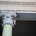 Delle snelle colonne con ricchi capitelli a volute tagliano a met la sala e reggono un architrave sormontato da un cornicione, che corre lungo tutto il perimetro della stanza...